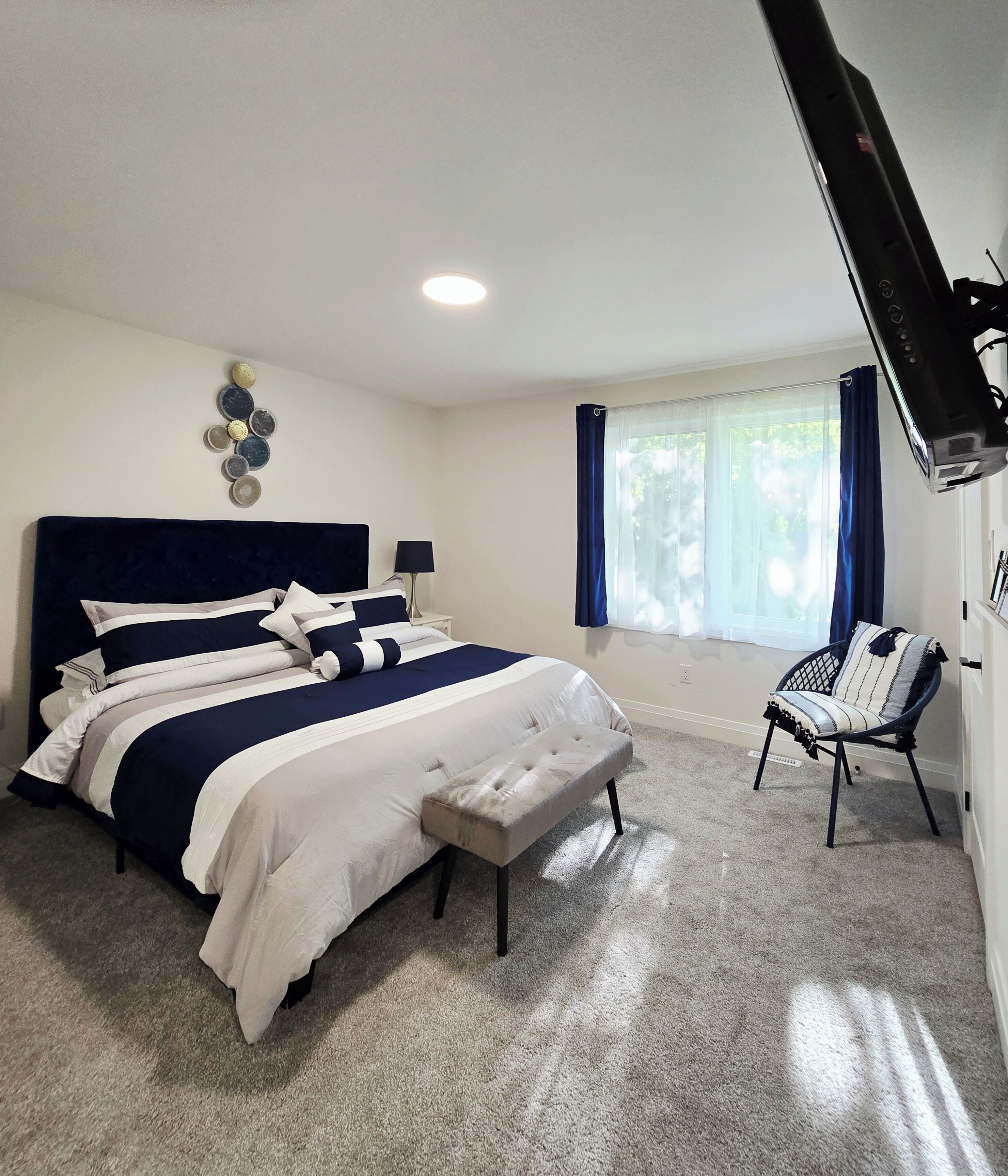 4 bedrooms, iron/ironing board, internet, bed sheets
