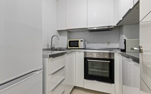 Fridge, microwave, oven, coffee/tea maker - Casa Catalin - Sea Views (Torremolinos)