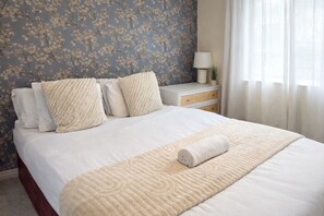 4 bedrooms, desk, iron/ironing board, travel crib - Chic 4bd Manchester Abode - Free Parking - Snooker (Greater Manchester)