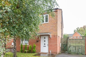 Exterior - Chic 4bd Manchester Abode - Free Parking - Snooker (Greater Manchester)