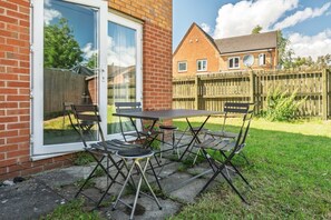 Outdoor dining - Chic 4bd Manchester Abode - Free Parking - Snooker (Greater Manchester)
