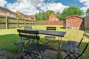 Outdoor dining - Chic 4bd Manchester Abode - Free Parking - Snooker (Greater Manchester)