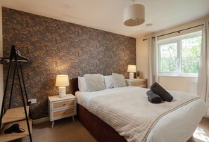 4 bedrooms, desk, iron/ironing board, travel cot - Chic 4bd Manchester Abode - Free Parking - Snooker (Greater Manchester)