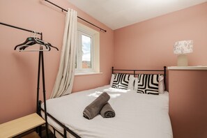 4 bedrooms, desk, iron/ironing board, travel crib