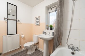 Hair dryer, towels - Chic 4bd Manchester Abode - Free Parking - Snooker (Greater Manchester)