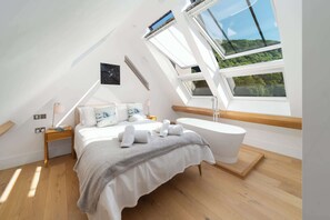 3 bedrooms, iron/ironing board, travel cot, WiFi - Stunning Penthouse at Tors Park - For Groups (Lynmouth)