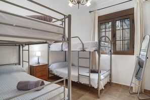 3 chambres, fer et planche à repasser, Wi-Fi, draps fournis