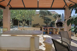 Outdoor dining - Apartment 'Los Abuelos' with Mountain View, Wi-Fi and Air Conditioning (Setenil)