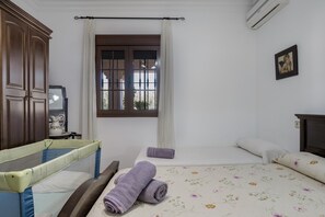 3 bedrooms, iron/ironing board, WiFi, bed sheets