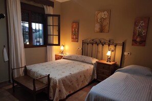 3 chambres, fer et planche à repasser, Wi-Fi, draps fournis