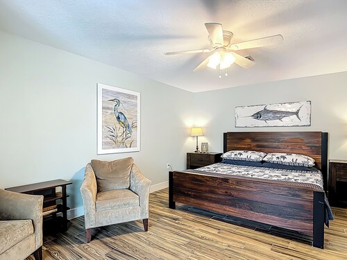 Canal-front 4BR/2BA home with pool and brand-new dock—room for 2 boats! Recently remodeled, 2-car garage, and minutes to the Gulf. Perfect Crystal River getaway! Boat and trailer parking on property; ramp nearby.