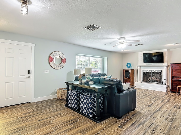 Canal-front 4br/2ba Home With Pool And Brand-new Dockroom For 2 Boats! Recently Remodeled, 2-car Garage, And Minutes To The Gulf. Perfect Crystal River Getaway! Boat And Trailer Parking On Property; Ramp Nearby. - Crystal River, FL