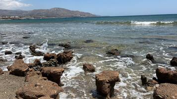 Plage, chaises longues, serviettes de plage