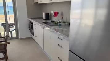 Oven, stovetop, cookware/dishes/utensils, paper towels