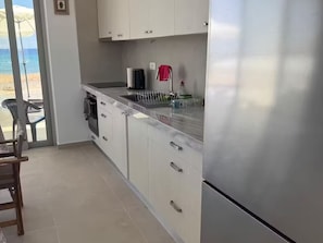 Oven, stovetop, cookware/dishes/utensils, paper towels