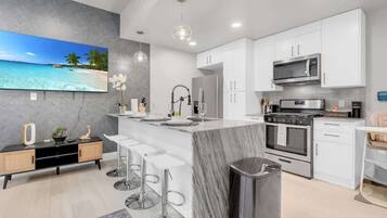 Geladeira, micro-ondas, fogão, cooktop