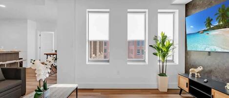 Smart-tv en een computerscherm