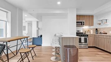 冰箱、微波炉、烤箱、炉灶