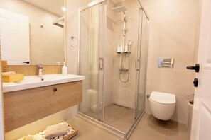 Deluxe Room, Garden View | Bathroom | Separate tub and shower, free toiletries, hair dryer, slippers