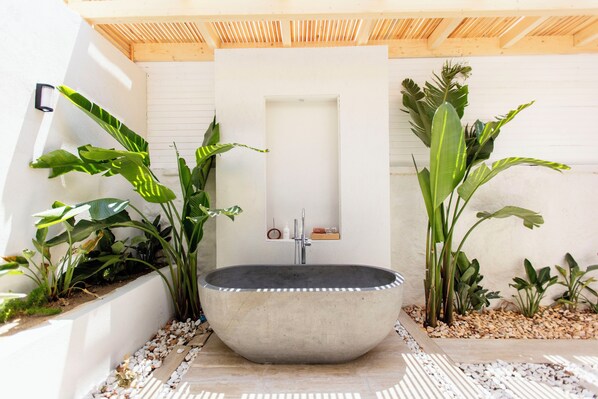 Deluxe Room, Private Bathroom, Garden Area | Deep soaking bathtub - Zenoa Alaçatı (Cesme)