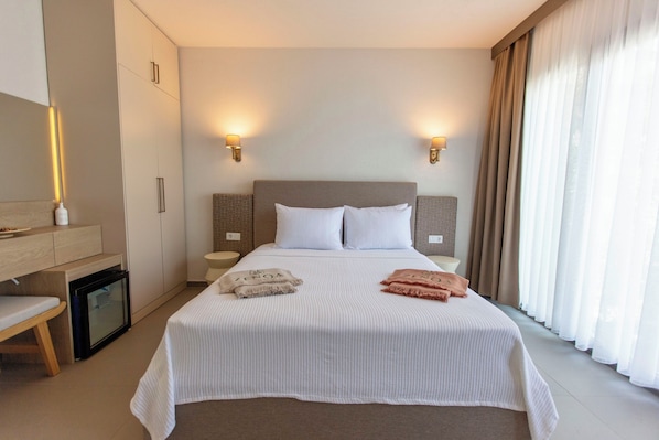 Deluxe Room, Garden View | In-room safe, free WiFi