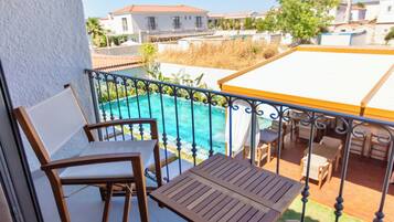 Habitación estándar, balcón, vistas a la piscina | Caja fuerte y wifi gratis