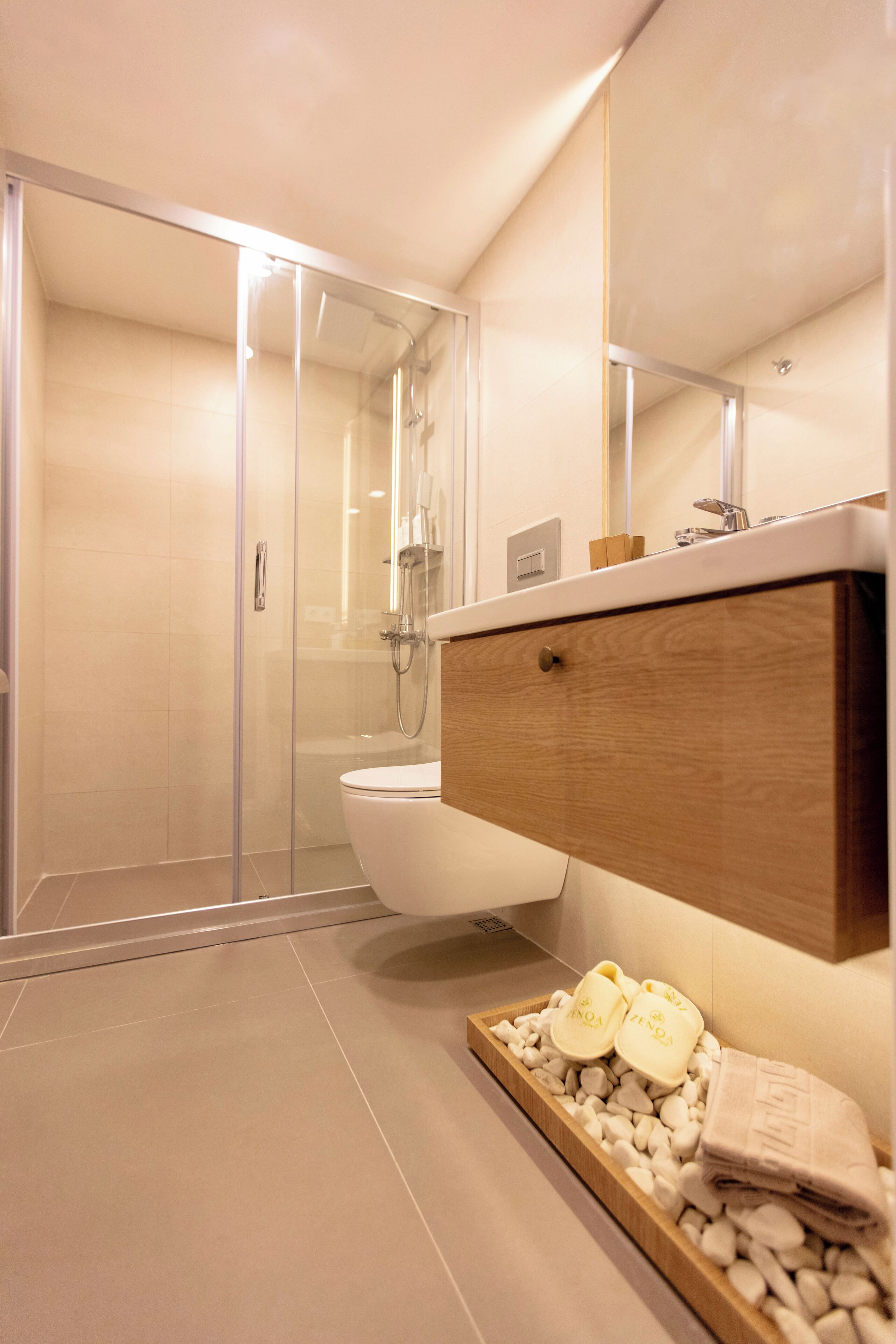 Rom – standard, byutsikt | Bad | Separat badekar og dusj, toalettartikler (inkludert), hårføner og tøfler