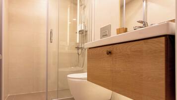 Rom – standard, byutsikt | Bad | Separat badekar og dusj, toalettartikler (inkludert), hårføner og tøfler