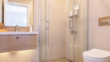 Camera Deluxe, bagno privato, lato giardino | Bagno | Vasca e doccia separate, set di cortesia gratuito, asciugacapelli