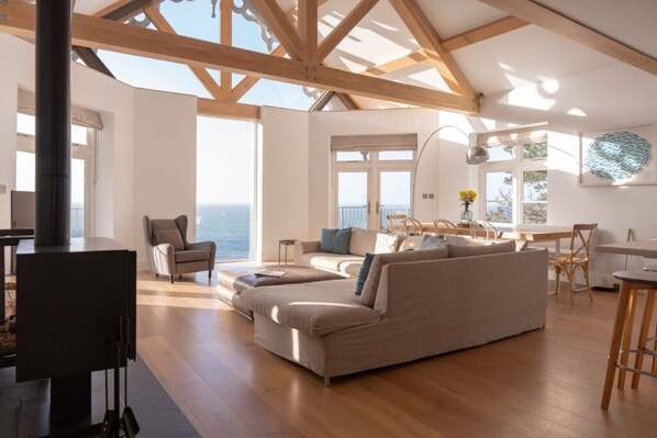 TV, fireplace - Ocean Penthouse (Lynmouth)