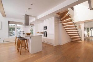 Fridge, microwave, oven, stovetop - Ocean Penthouse Ocean Penthouse – 3-Bed Sea View Penthouse Apartment at Tors Park (Lynmouth)