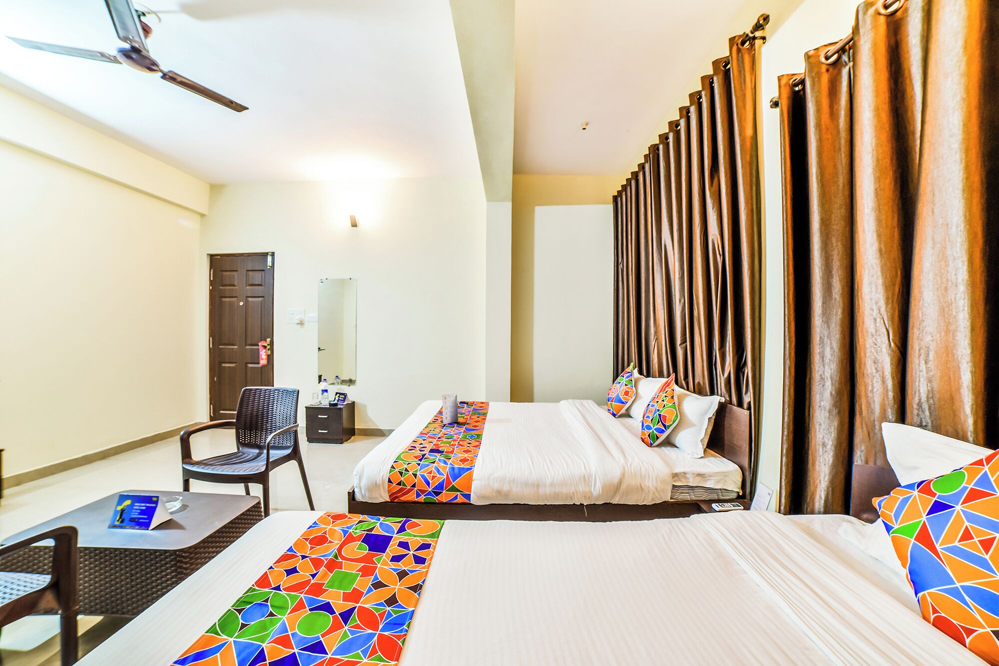 مكتب ومساحة عمل للكمبيوتر المحمول وواي فاي مجانًا