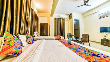 Family Room | Desk, laptop workspace, free WiFi