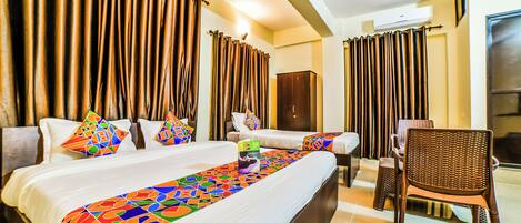 Family Room | Desk, laptop workspace, free WiFi