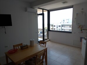 Apartment, 2 Bedrooms, Accessible, Smoking | Living room