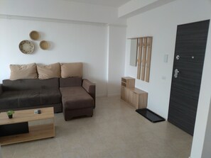 Apartment, 2 Bedrooms, Accessible, Smoking | Living room