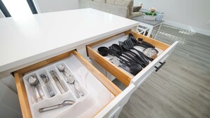 Un tiroir de cuisine contenant des ustensiles et des ustensiles de cuisine.