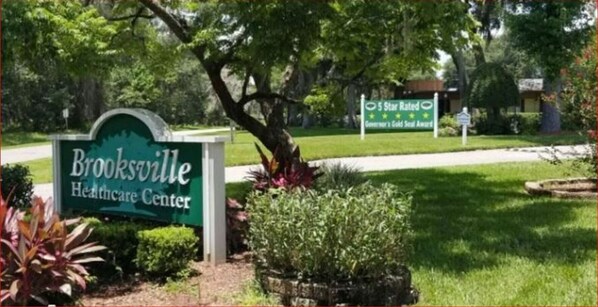 Brooksville Healthcare Center -terveyskeskuksen kyltti, jossa on viiden tähden arvio ja kuvernöörin myöntämä kultainen laatumerkki.