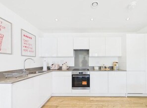 Kühlschrank, Mikrowelle, Ofen, Wasserkocher