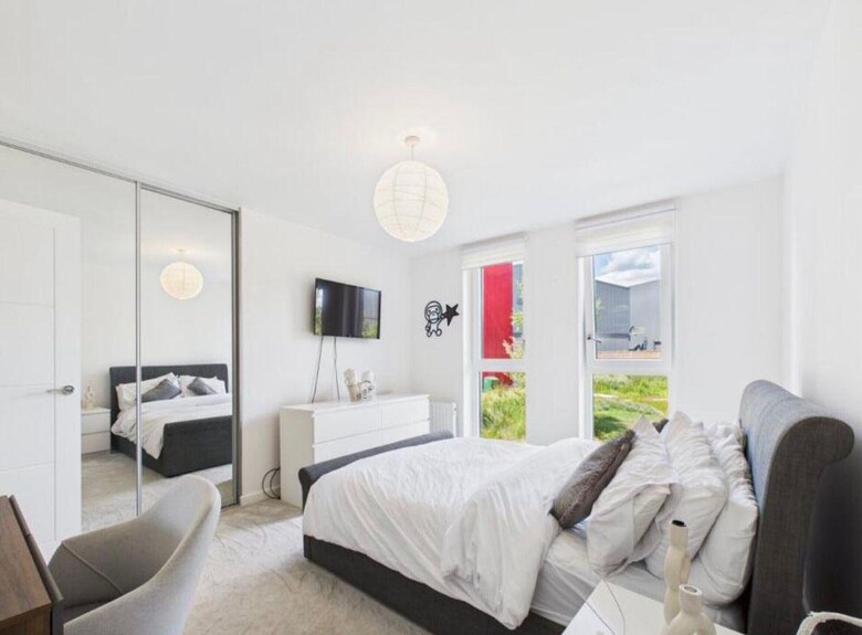 Modern 2-bed Apartment In Longcross | Balcony & Parking - Woking