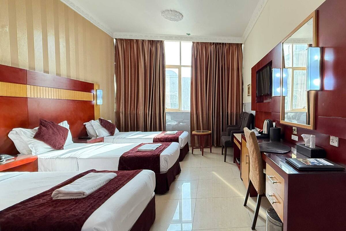 Premium bedding, minibar, desk, free WiFi