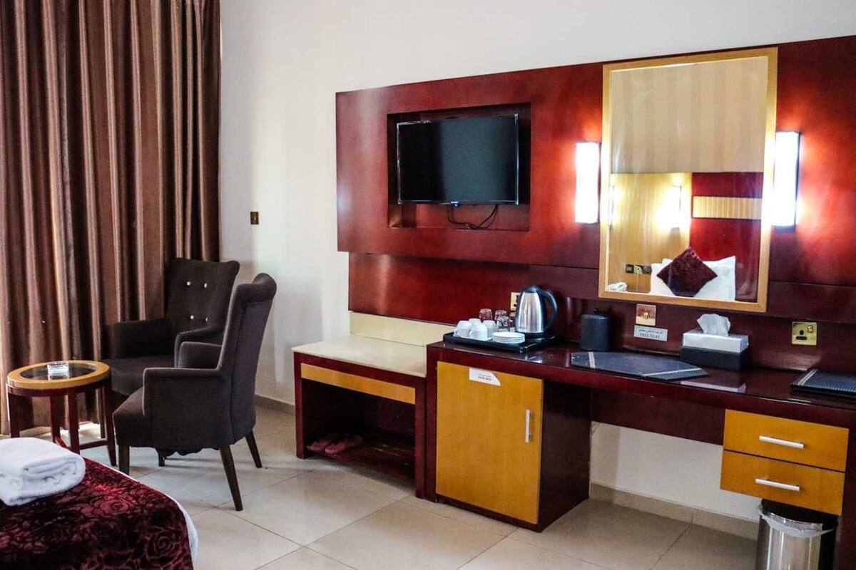 Premium bedding, minibar, desk, free WiFi