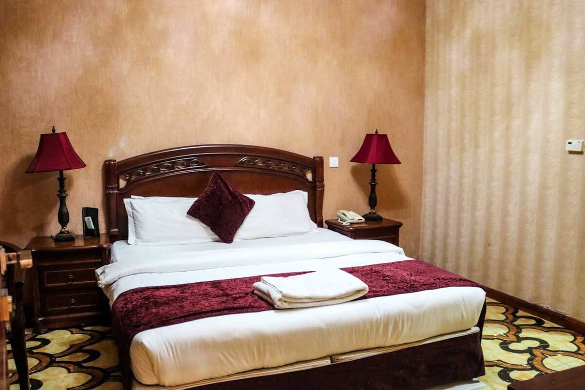 Premium bedding, minibar, desk, free WiFi