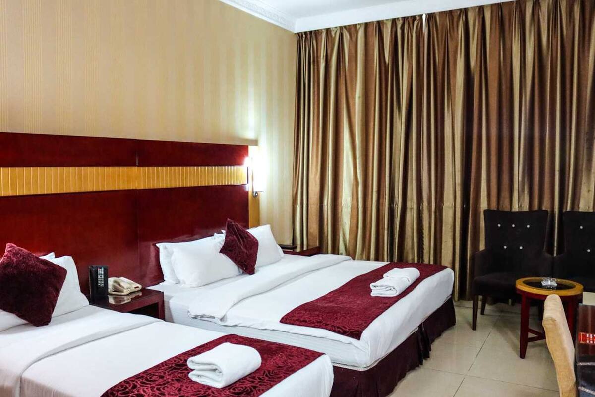 Premium bedding, minibar, desk, free WiFi