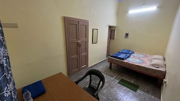 Habitación estándar doble, 1 cama doble, vistas a la ciudad (With Detached Washroom) | Escritorio, espacio para trabajar con un portátil, wifi gratis