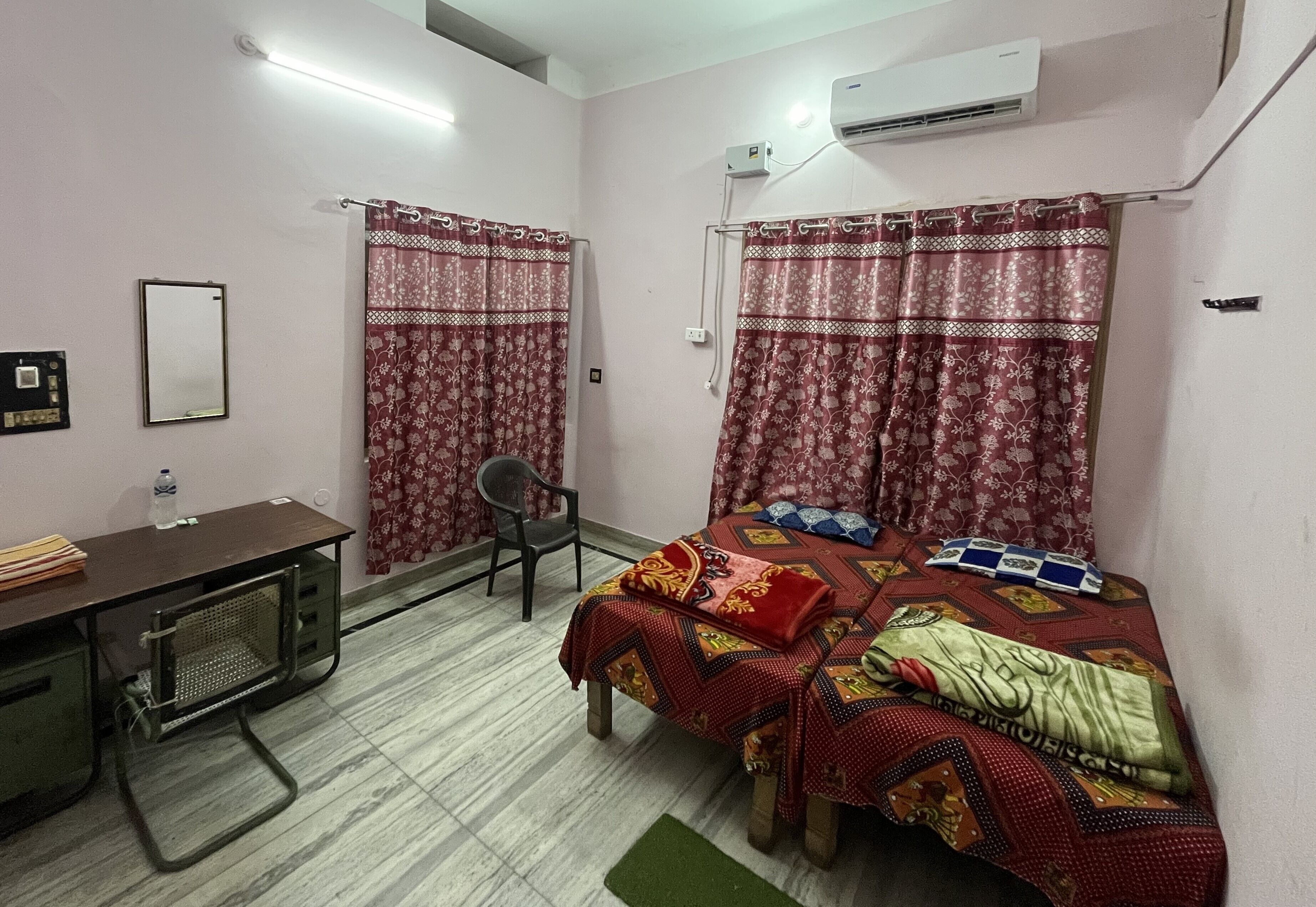 Escritorio, espacio para trabajar con laptop y wifi gratis 