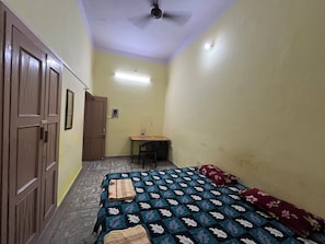 Standard-Doppelzimmer, 1 Doppelbett, Stadtblick (With Detached Washroom) | Schreibtisch, laptopgeeigneter Arbeitsplatz, kostenloses WLAN