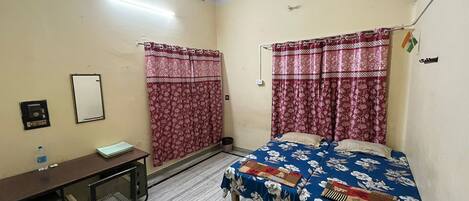 Habitación doble estándar, 1 cama matrimonial, vista a la ciudad (With Detached Washroom) | Escritorio, espacio para trabajar con laptop y wifi gratis