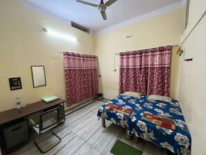 标准双人房, 1 张双人床, 城市景观 (With Detached Washroom) | 办公桌、笔记本电脑工作区、免费 WiFi