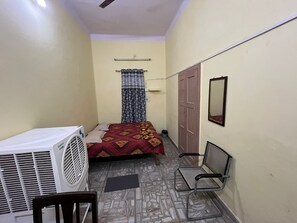 Escritorio, espacio para trabajar con laptop y wifi gratis